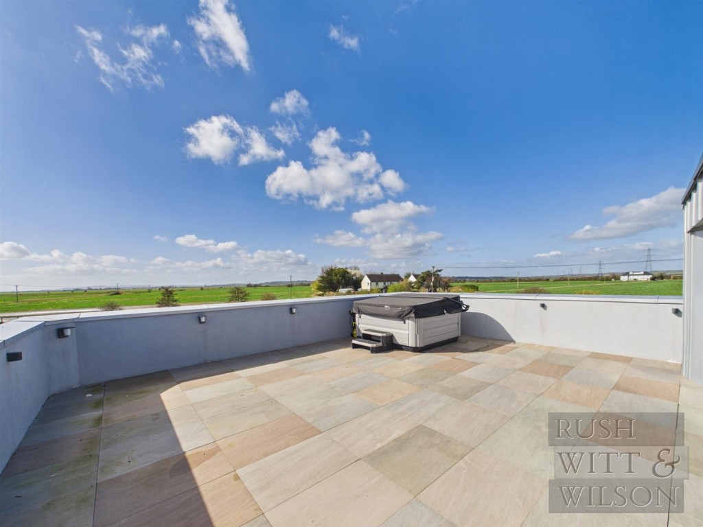 Lot: 100 - WELL PRESENTED DETACHED HOUSE - Balcony